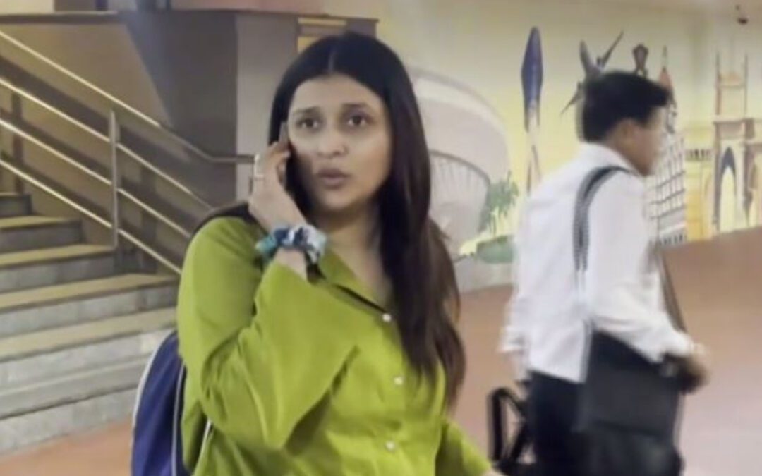 Mannara Chopra की आंखों में नजर आया पिता को खोने का दर्द, बहन के साथ मुंबई एयरपोर्ट पर दिखीं एक्ट्रेस